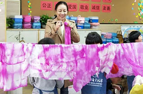  灵动扎染多彩校园 自贡扎染美视师一学校DIY活动欢乐举办 